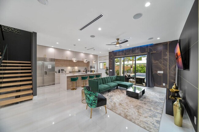 Photo - 547 NE 16th Ave Unit ID1369653P