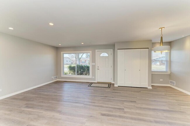 Photo - 935 Elmwood Ln