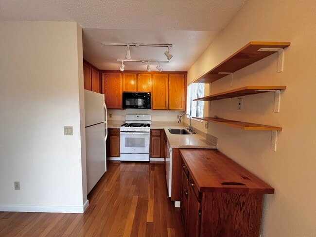 Building Photo - Spacious 3 bedroom 1.5 bath