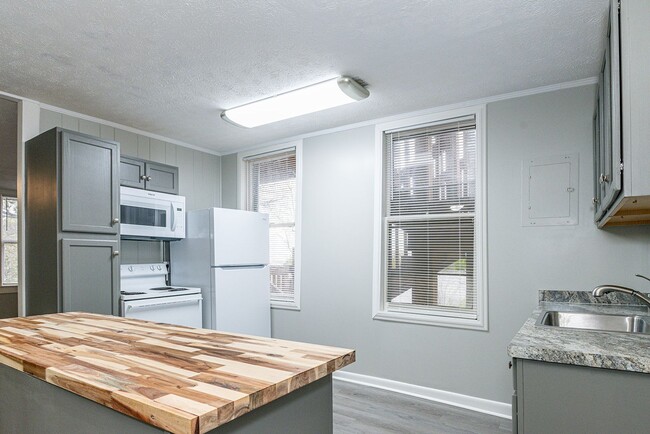 Photo - Beautifully renovated 2nd floor, 2 Bdr 1 bath unit in Maryville, TN - Available NOW! Unit 5