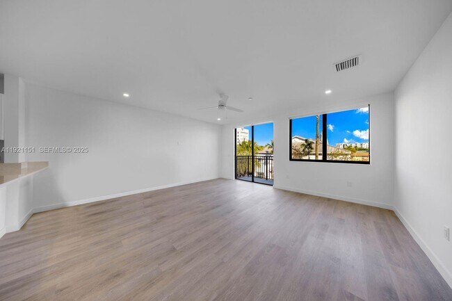 Building Photo - 20 NE 19th Ave Unit 210