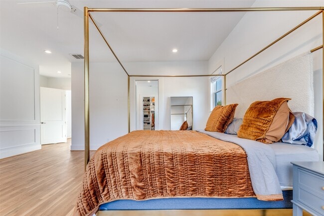 Photo - 709 E 13th St