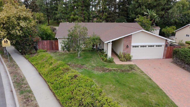 Building Photo - 3 Bedroom, 2 Bathroom West Hills Home for Lease!
