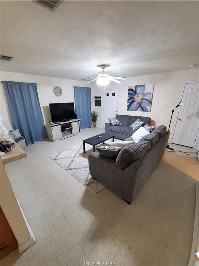 Photo - College Station - 3 bedroom /3 bath HOUSE Near TAMU!