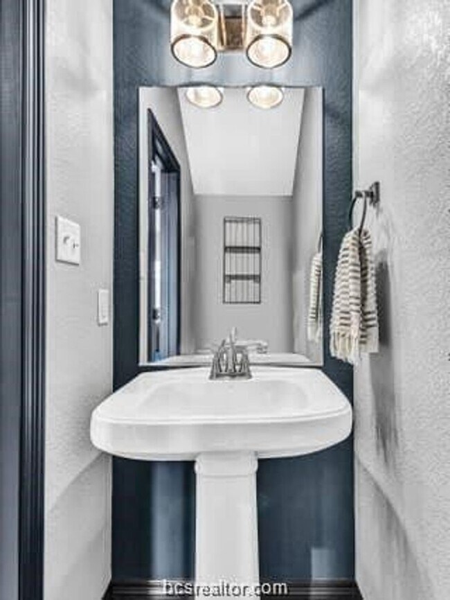 Photo - 1451 Associates Ave Unit AB