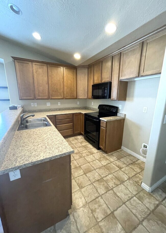 No Prorated Rent! 2 Bed 1 Bath Condo for R... House Rental in North