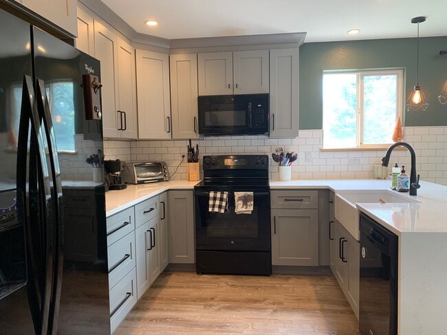 Photo - 4 bed 4 bath Erie home 1 mile from downtown and shops!