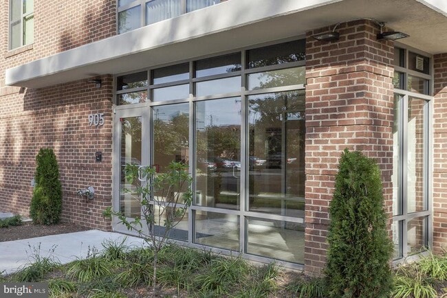 Building Photo - 905 N Jackson St Unit 301 Rental