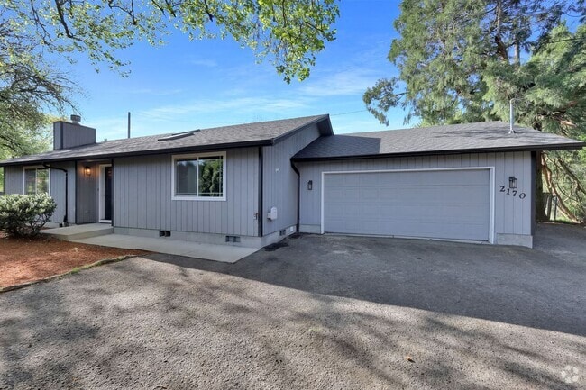 Building Photo - Updated 3 bedroom 2 bath house in a great ...