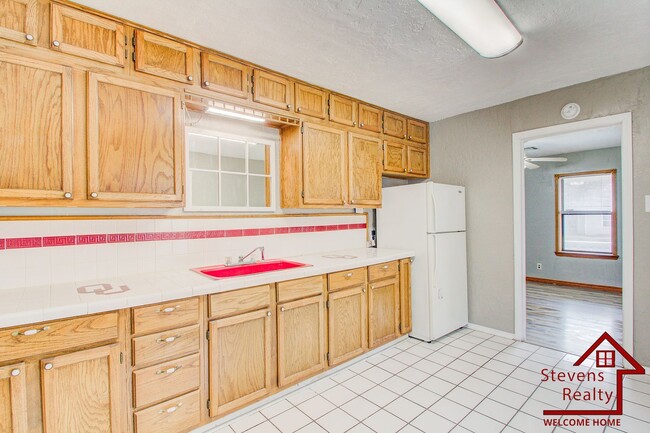 Photo - 815 SW H Ave