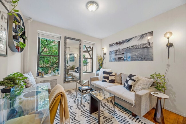 Building Photo - 729B Greenwich St Rental
