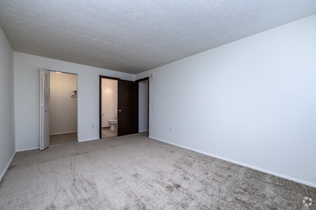 2BR, 1.5BA - 858SF - Primary Bedroom - Nob Hill of Pittsburgh