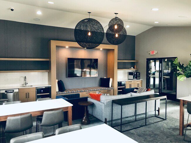 The Woodlands of Minnetonka Apartments