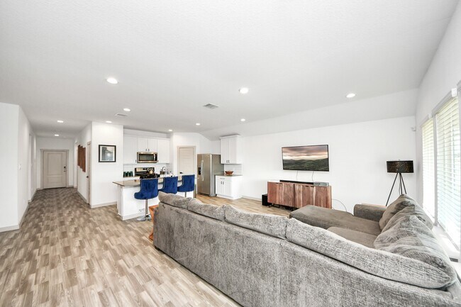 Photo - 202 Serena Pk Ln