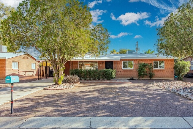 3526 N Santa Rita Ave