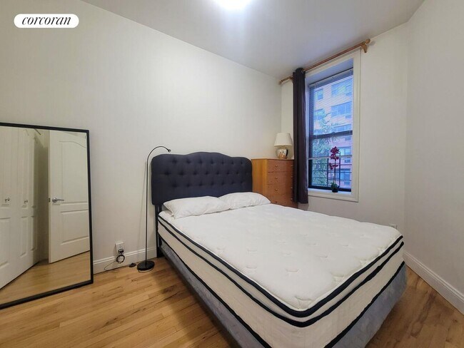 Photo - 344 E 51st St