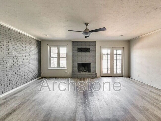 Photo - 3063 W Wilshire Blvd