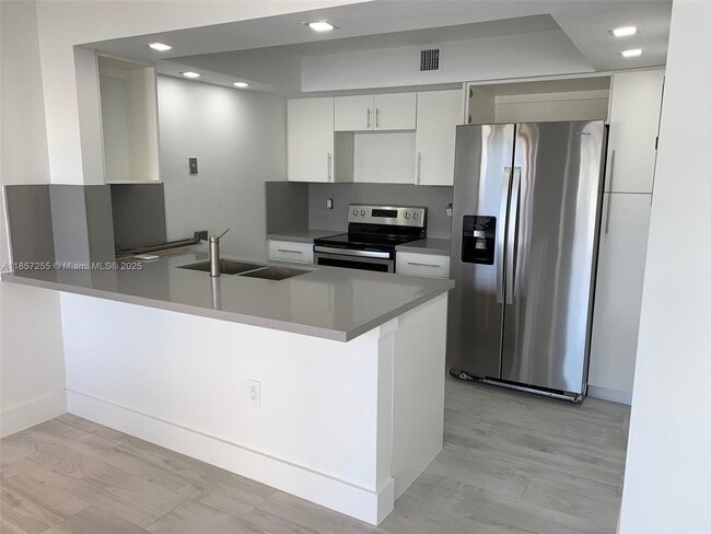 Photo - 6825 SW 45th Ln Unidad 7