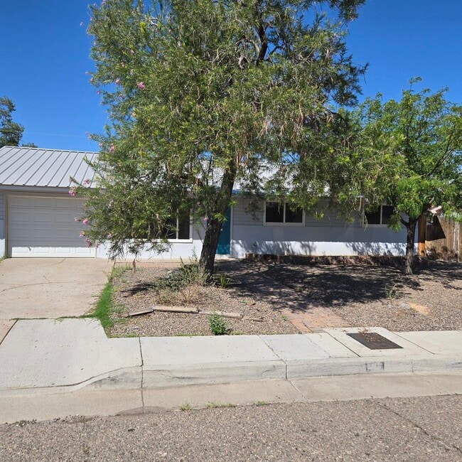 Building Photo - 3401 Sierra Dr NE Rental
