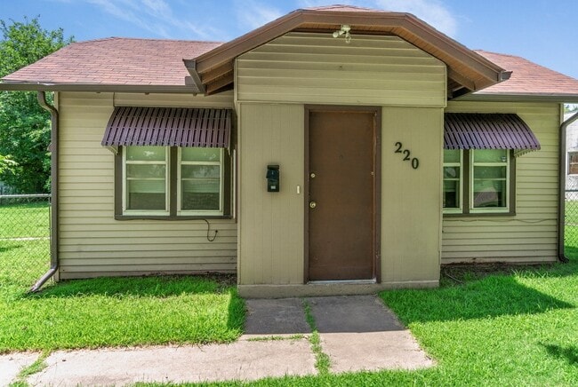 Photo - 220 NE 3rd St