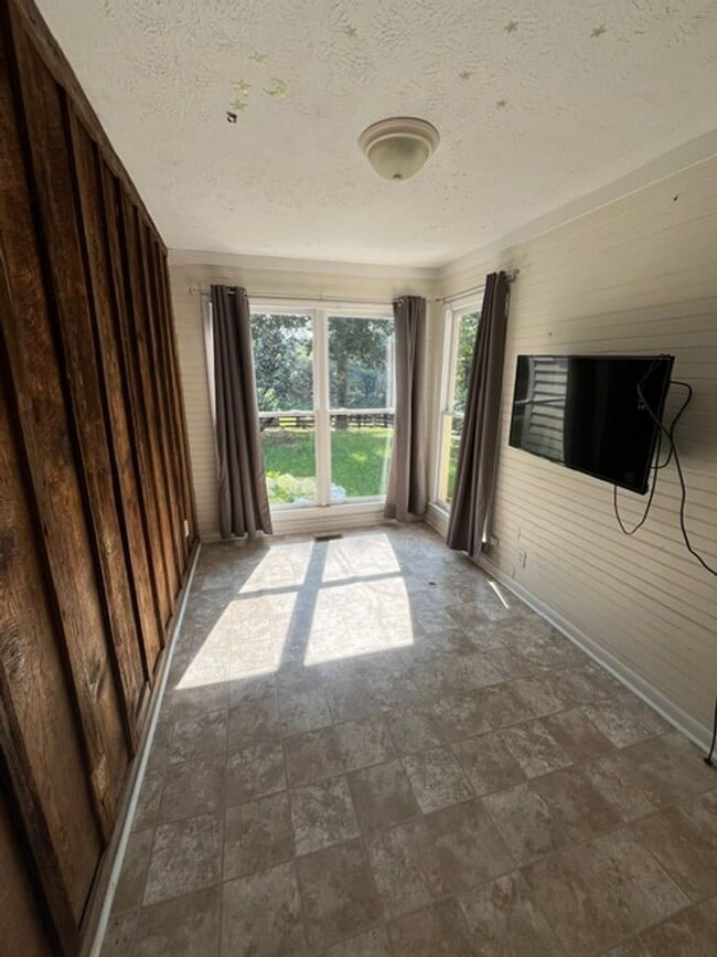 Photo - 3639 White Sulphur Rd