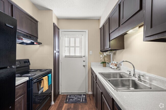 2BR, 1BA - 940SF B1 - Manchester