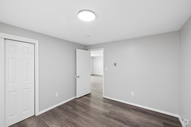 2BR, 1BA - 900SF - Bedroom