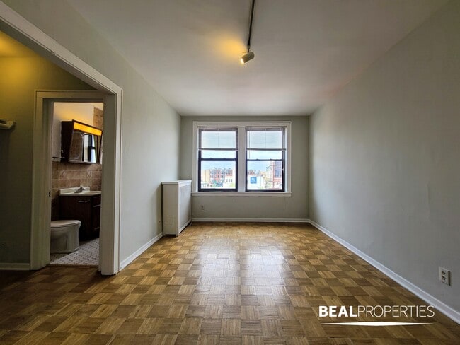 Building Photo - 739 W Belmont Ave Unit Studio Rental