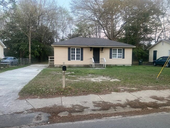 Building Photo - 208 Evergreen St