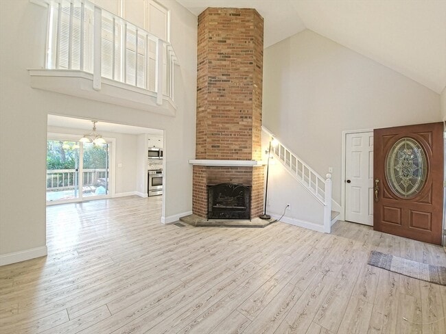 Photo - 253 Sudbury Ln