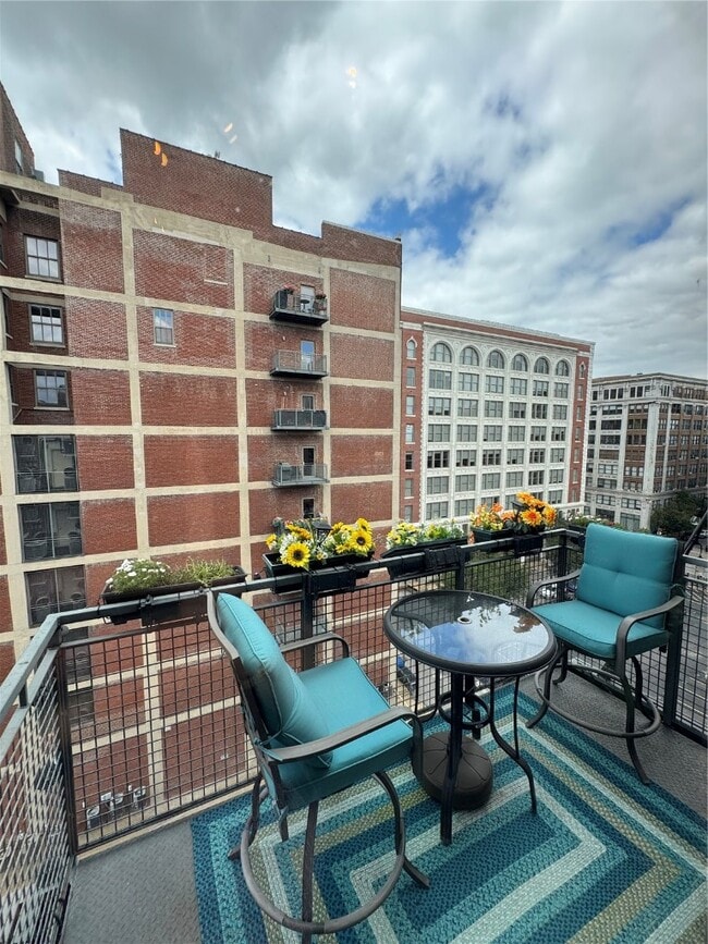 Building Photo - 1611 Locust St Unit 704 Rental