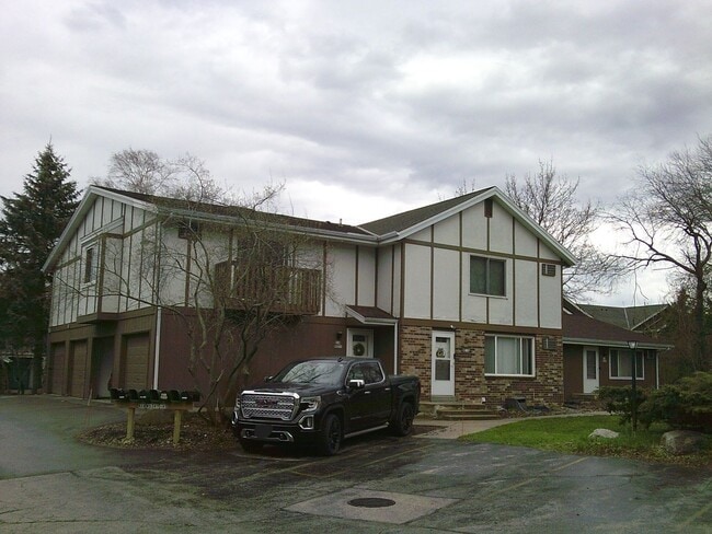 Building Photo - 2 Bedroom, 1.5 Bath Townhome