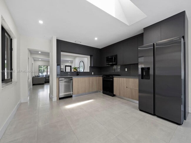 Photo - 252 E 36th St