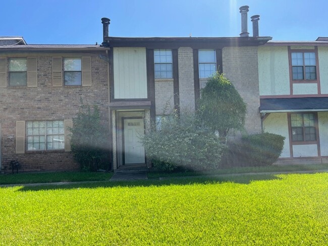 Building Photo - Convenience is the key! Make the call today! Rental