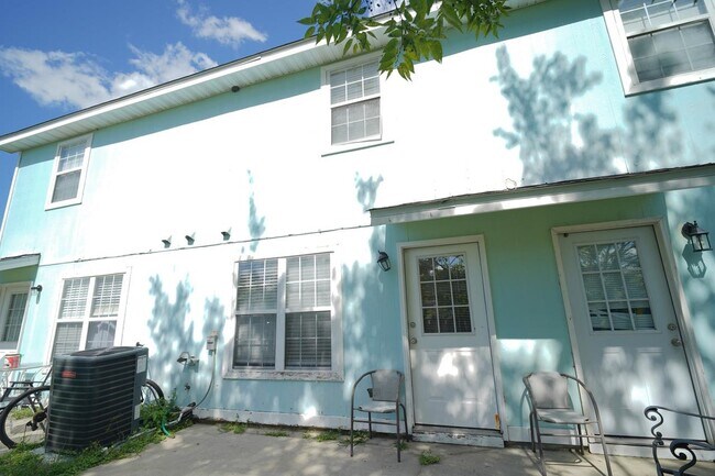2414 Manzanita Ct