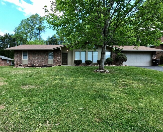 Building Photo - RANCH WITH LARGE LOT IN W. KNOX-CRESTWOOD ...