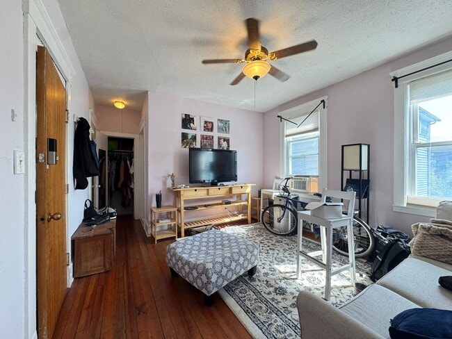 Building Photo - Bright 1BR in East Rock | Gas & Hot Water Included | Steps from Yale & Trails Unit B7