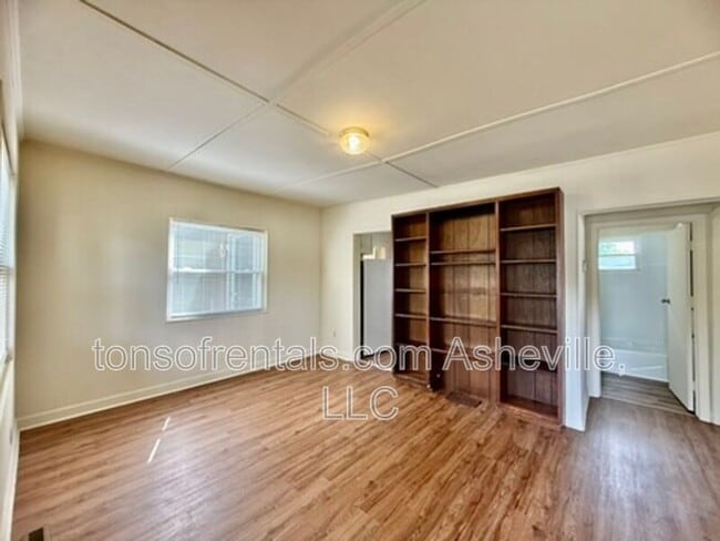 Photo - 2604 Hendersonville Rd