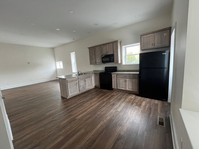 Building Photo - 206 N Main St Unit 206 N Main Street