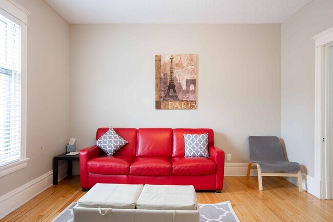 Photo - 733 E 27th St