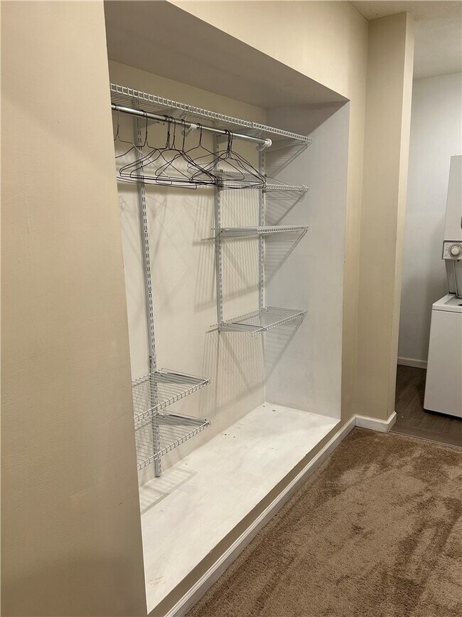 Photo - 256 E 14th St