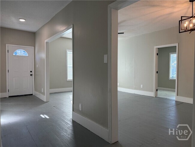 Photo - 728 W 39th St