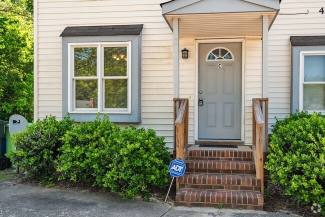Building Photo - Lovely 2 Bedroom End Unit Townhome in NE R...