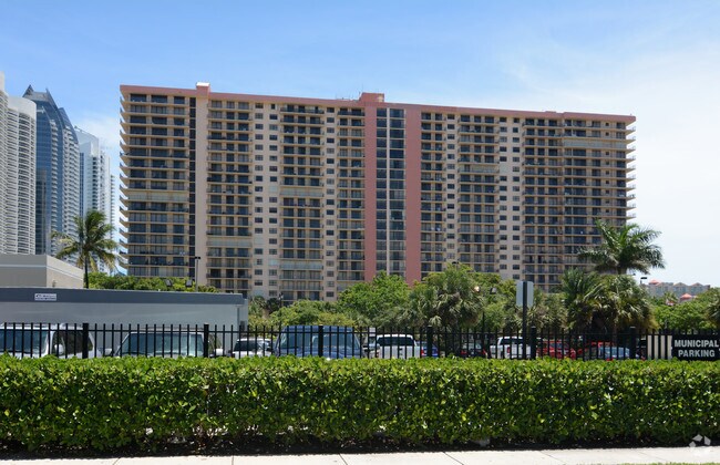 Photo - Winston Towers 600