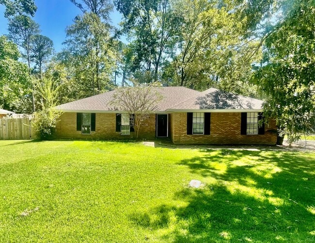 Building Photo - Spacious 4/2 on Corner Lot for Rent in Bra...