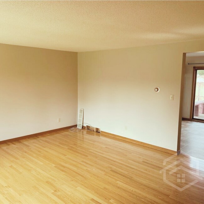 Photo - 3-Bedroom House in Tillsonburg!!