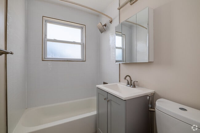 2BR, 1BA - 800SF - Primary Bathroom
