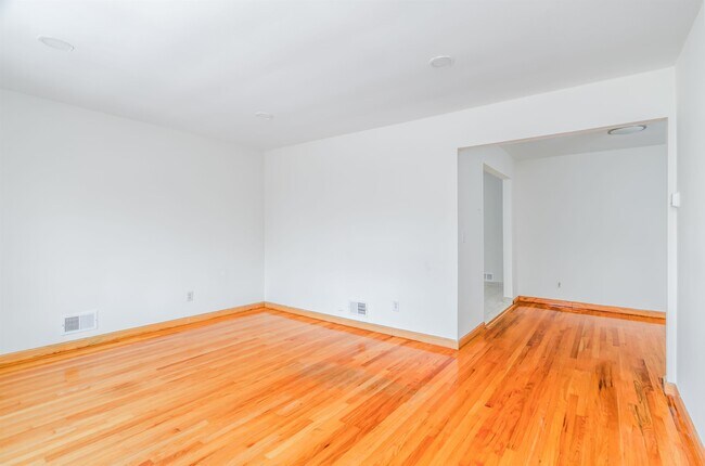 Photo - 304 Columbia Ave Unit Apt 1
