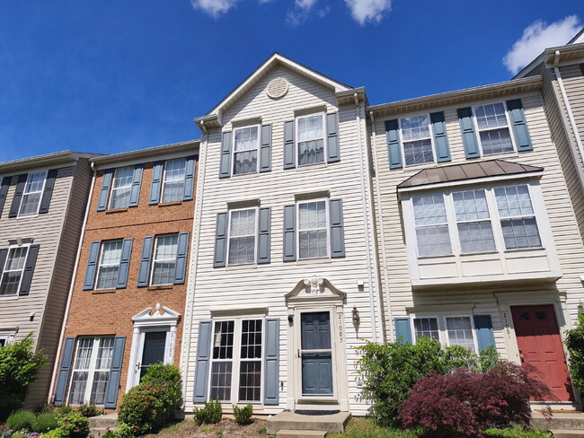 Well-Kept Ashburn Village Townhouse with T... - Well-Kept Ashburn Village Townhouse with T...