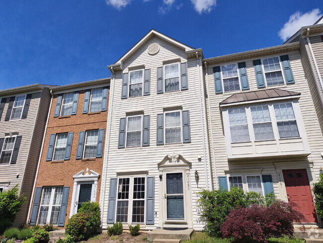 Building Photo - Well-Kept Ashburn Village Townhouse with T...